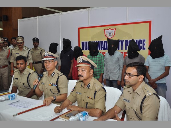 దర్యాప్తు కోసం విమానాల్లో పర్యటన
