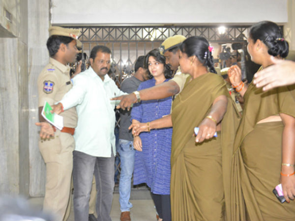 రెండుసార్లు అభివాదం చేస్తూనే..