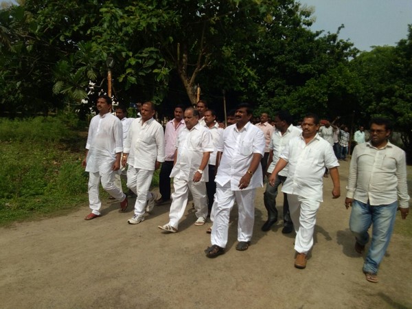 మళ్లీ అడ్డుకున్నారు..