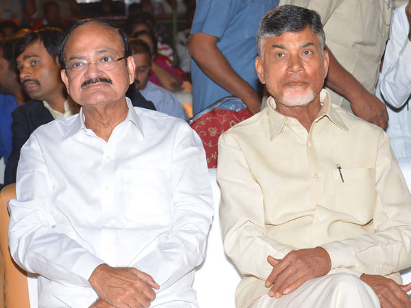 వెంకయ్య నాయుడిని చూసుకుని....