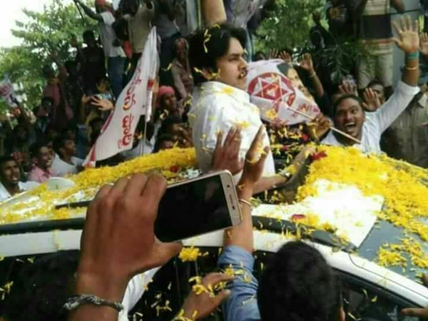 మద్యం షాపులు వద్దని ప్లకార్డు మద్యం షాపులు వద్దని ప్లకార్డు