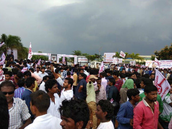 అభిమానుల పడిగాపులు