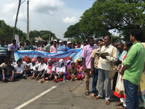 మూడు గంటల పాటు దిగ్బంధం...