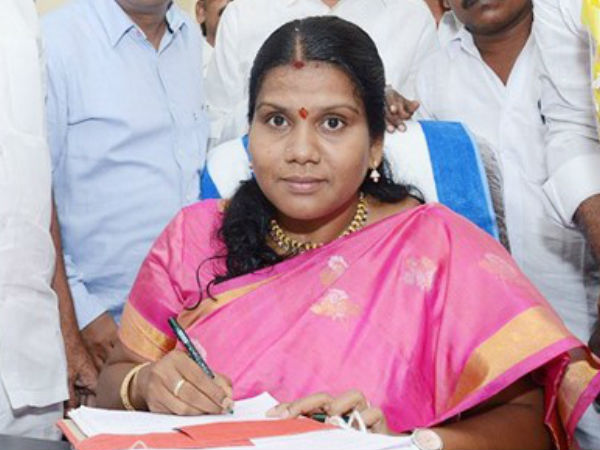 ఫిరాయింపు దారులకు ప్రాధాన్యం ఇస్తున్నారని మండిపాటు