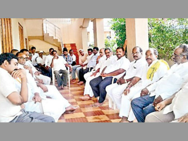 పీతల ఏకపక్ష వైఖరిని సహించబోమంటున్న తమ్ముళ్లు