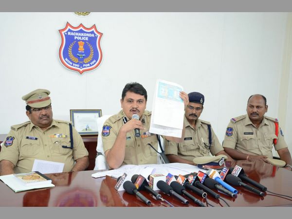 చేతులు కలిపిన ఉద్యోగి...