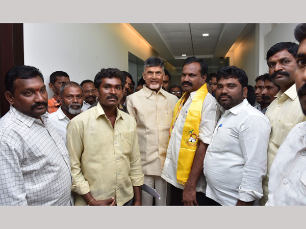 పార్టీ కండువా కప్పిన చంద్రబాబు