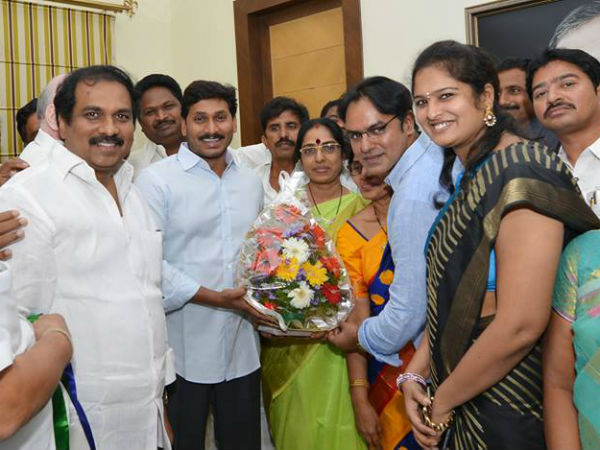 జగన్‌ను ఓడించేవారు లేరు