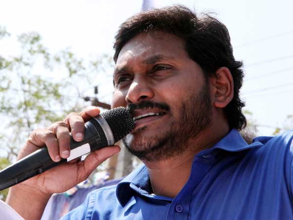 జగన్‌కు సమర్థన, రోజా వివరణ