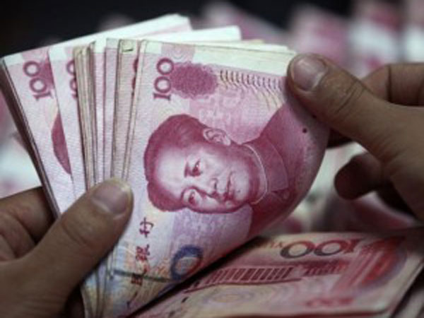 Woman Buys Car With Four Sacks Full Of Cash Worth 130,000 Yuan Woman Buys Car With Four Sacks Full Of Cash Worth 130,000 Yuan