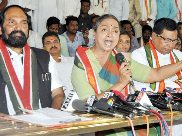 ఇసుక మాఫియా మంత్రి కేటీఆర్ బినామీలని విమర్శలు