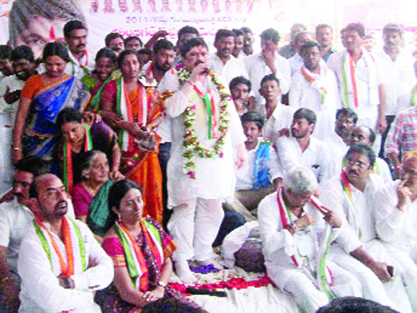 హామీ అమలు కోసం పొన్నం దీక్ష