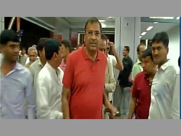 నిజానంద రిసార్ట్ బయట పోలీసులు నిజానంద రిసార్ట్ బయట పోలీసులు