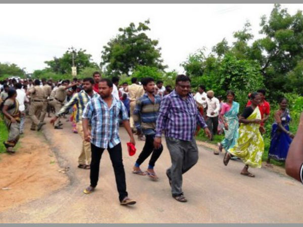 సీఎం కేసీఆర్ బెదిరిస్తున్నారని ఆందోళన