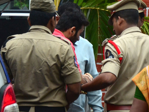 పోలీసుల సహనాన్ని పరీక్షించిన విక్రమ్..