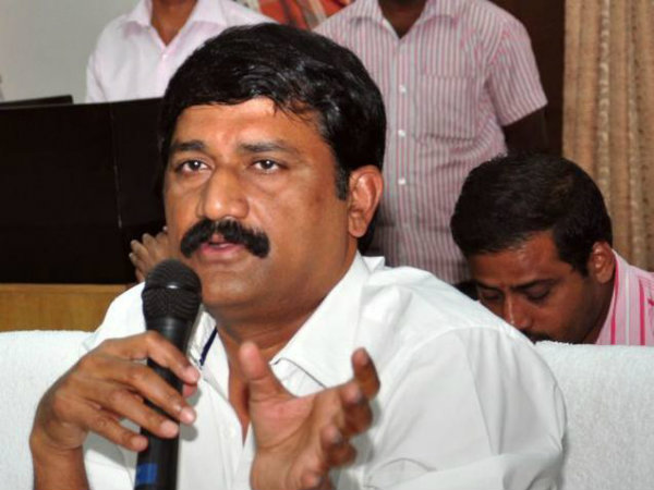 వెంటనే పిచ్చాసుపత్రికి తరలించాలి.. వెంటనే పిచ్చాసుపత్రికి తరలించాలి..