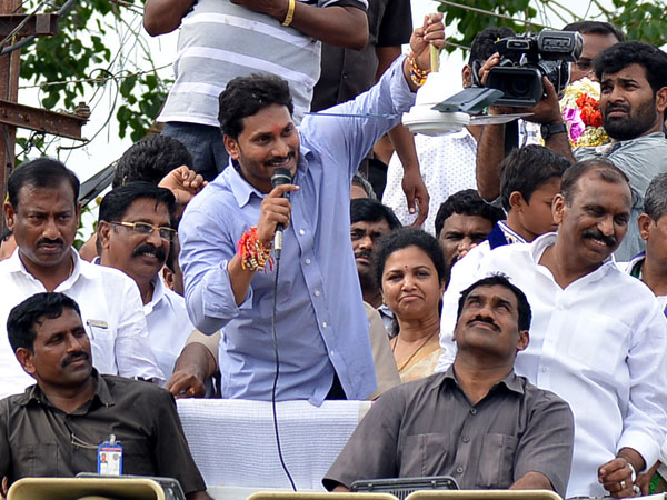 తానే బరిలో ఉన్నట్లు..