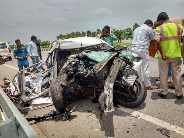 సహాయక చర్యల్లో పాల్గొన్న ఎమ్మెల్యే వీరేశం సహాయక చర్యల్లో పాల్గొన్న ఎమ్మెల్యే వీరేశం