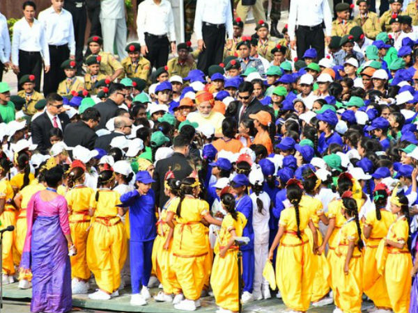 పిల్లలతో మమేకమై..