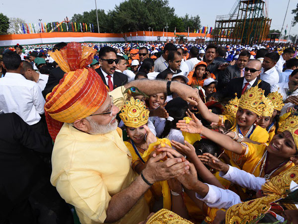 పరుగెత్తుకు వచ్చిన చిన్నారులు..