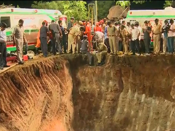 నిరంతరం ఆక్సిజన్ అందిస్తూ...