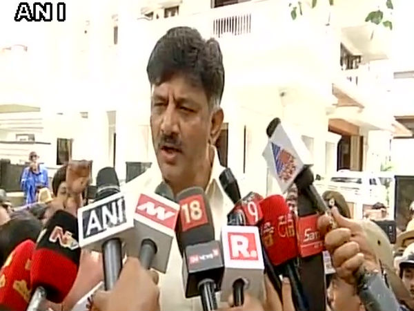 మర్యాదగా చెప్పింది వినండి