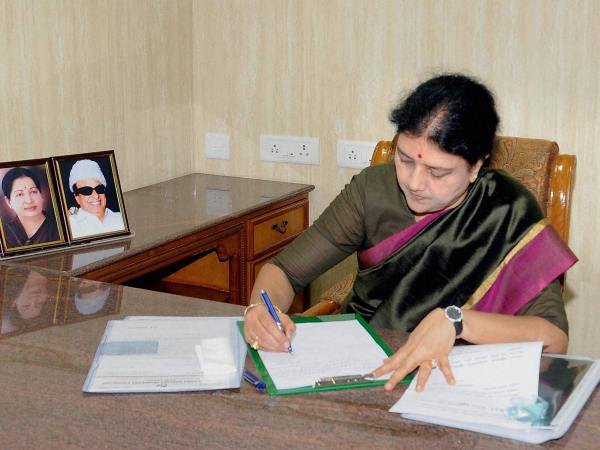 శశికళ వర్గాన్ని బయటికి పంపేయత్నం