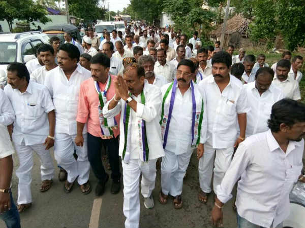 శిల్పా అనుచరులు డబ్బులు జమ చేస్తున్నారు