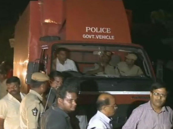 చంద్రబాబు ప్యాంటీ వాహనంలోనే తనిఖీలు