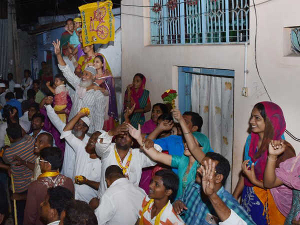 స్మార్ట్ ఫోన్లతో వారికి గాలం