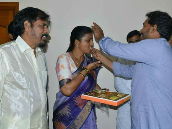 స్వీట్ తినిపించిన జగన్..