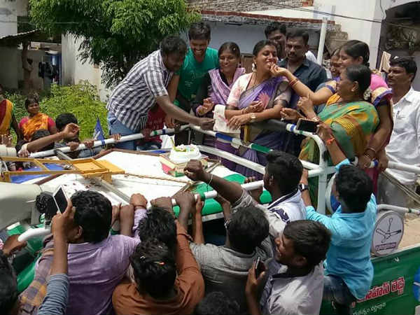 ఎన్నికల ప్రచారంలో దూసుకెళ్తూ..