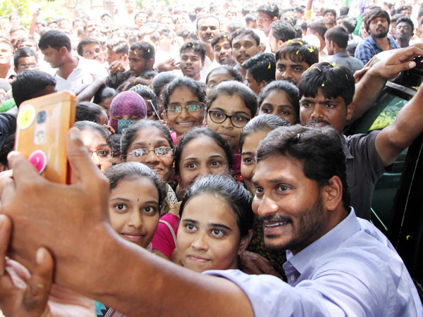 సెల్పీల సందడి