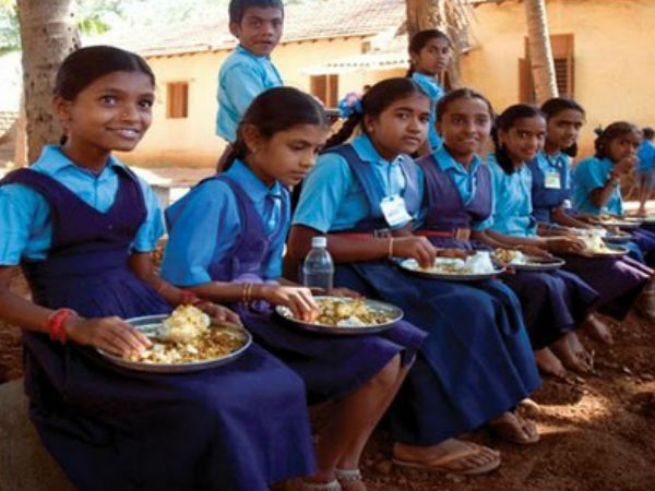 కోడిగుడ్లకు బదులు అరటి పండ్ల పంపిణీతో సరి