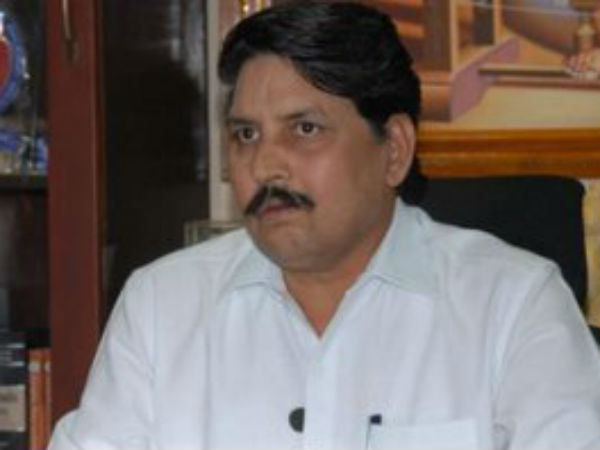 ఎన్నికల ప్రధానాధికారికి టిడిపి, వైసీపీల ఫిర్యాదు