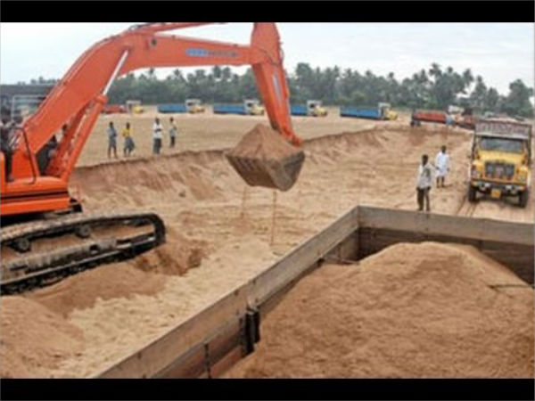 ధరలు పెంచేసి సొమ్ము చేసుకుంటున్న నిల్వదారులు