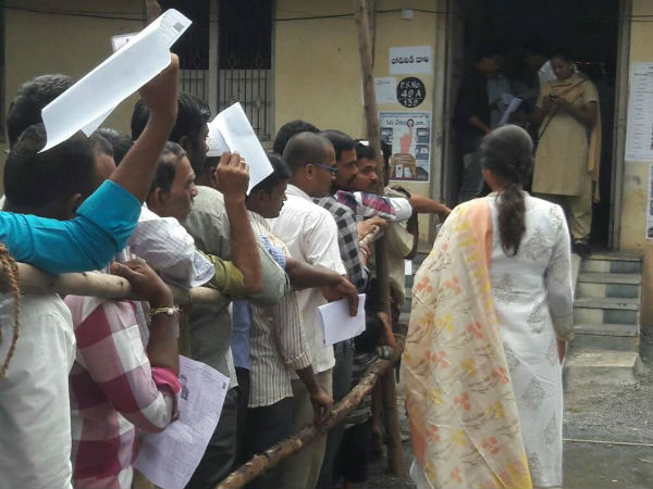 పోలింగ్ బూత్‌లోనే ప్రచారం అంటూ