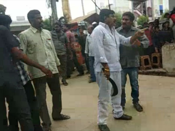 ఒకే చోటు ఇరువర్గాలు..