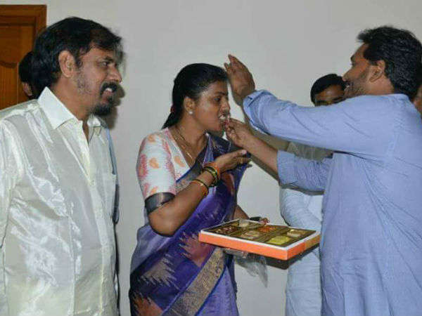 ఇంటింటికి వెళ్లి జగన్ నోటి దురుసుతనం చెప్తాం ఇంటింటికి వెళ్లి జగన్ నోటి దురుసుతనం చెప్తాం