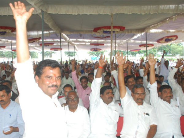 ప్రశ్నించి.. రాస్తారోకో చేస్తే వేర్వేరు పోలీస్ స్టేషన్లకు తరలింపు