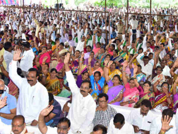 సిరిసిల్లలో విపక్ష నేతలను అడ్డుకున్న పోలీసులు