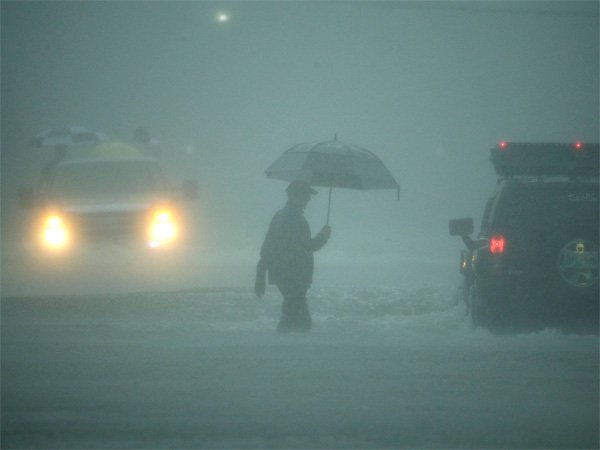 వీధులన్ని నదుల్లా: