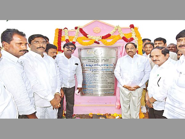 నిర్మాణ పనుల్లో నాసిరకం అని ఆరోపణలు