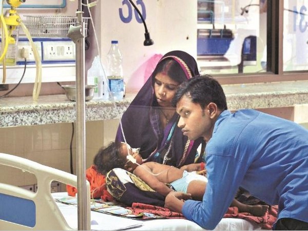  వసతుల్లో లోపం.. ఒకే బెడ్‌పై ఐదుగురు పిల్లలు
