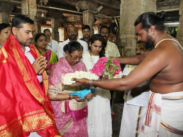 వేదపండితుల ఆశీర్వాదం: