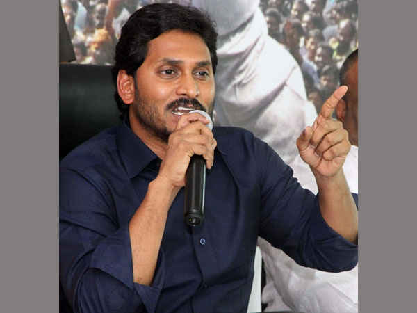 గౌతమ్ రెడ్డి వ్యాఖ్యలపై సీరియస్, సస్పెన్షన్ గౌతమ్ రెడ్డి వ్యాఖ్యలపై సీరియస్, సస్పెన్షన్