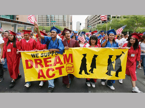 ప్రతి రెండేళ్లకు వర్క్‌ పర్మిట్ల పొడిగింపు...