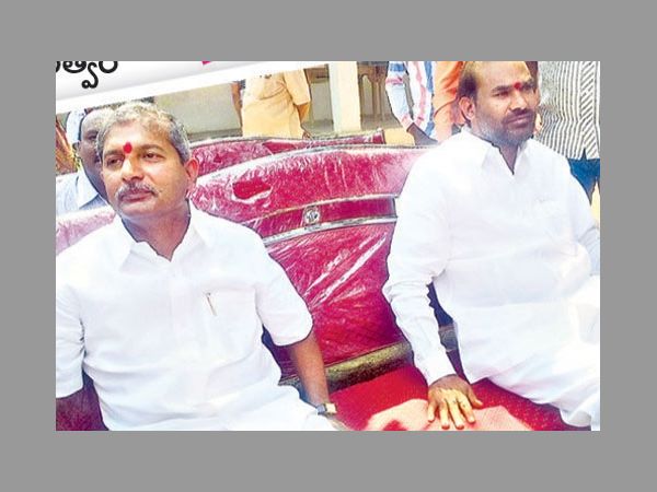 సంతోష్ హడావుడి