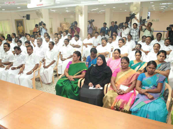 రాజ్ భవన్ వైపు చూడం