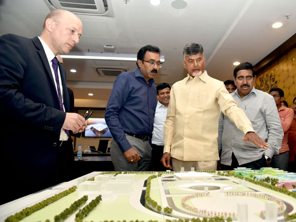 సీఎంకు ప్రజెంటేషన్..